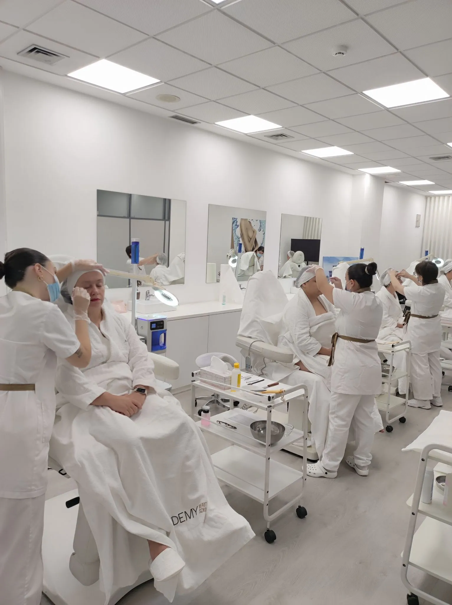 Formação em turma nas instalações da Academy Beauty School